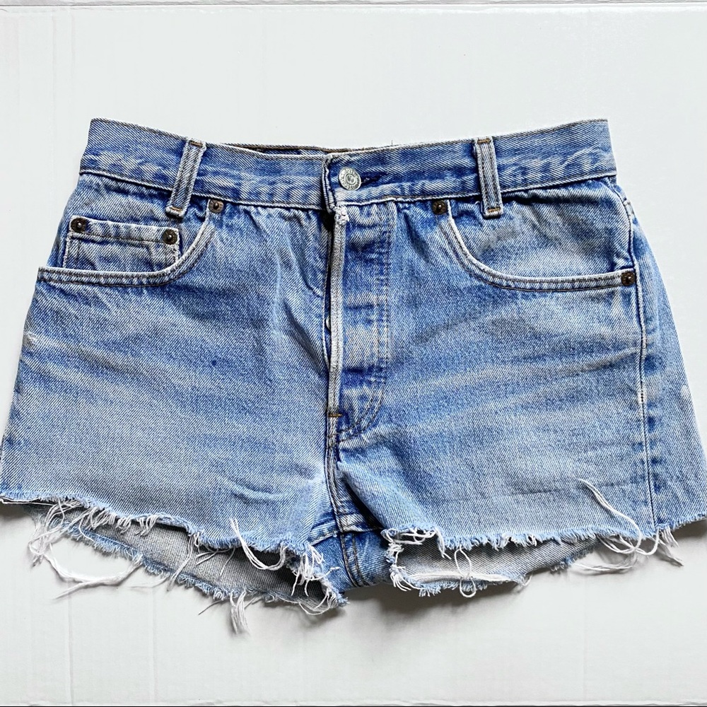 Vintage Levi’s cut off shorts mid-rise